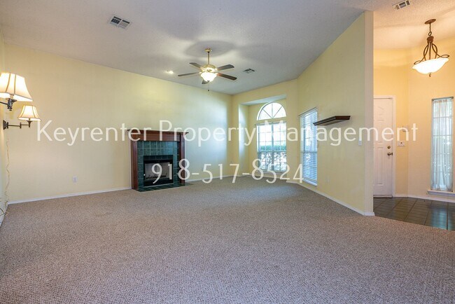 Building Photo - Charming 3 bedroom home with cozy fireplace and 2 car garage!! Price drop!