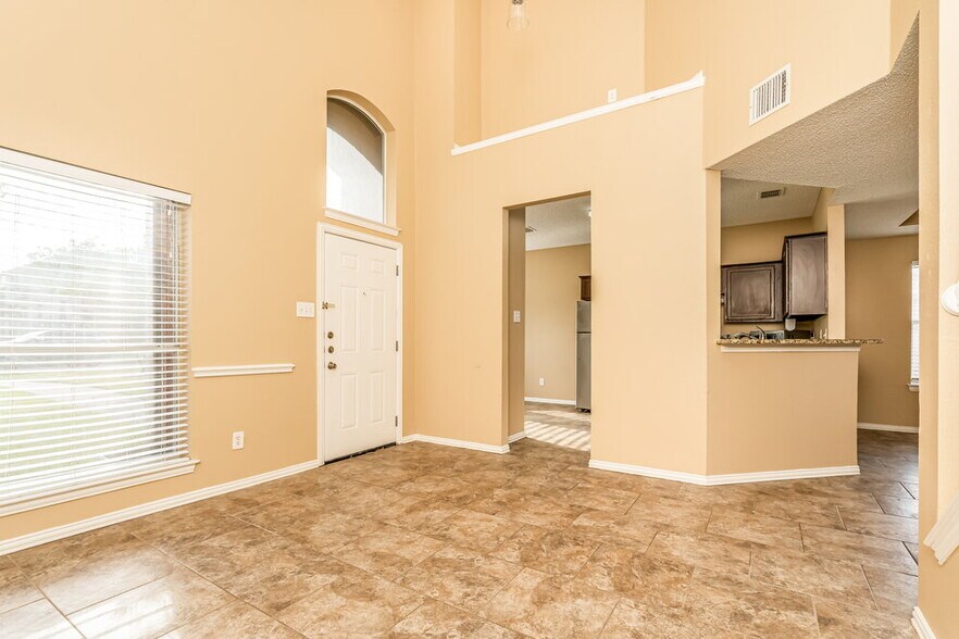Building Photo - 520 Picketts Dr