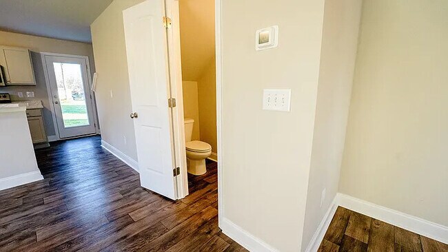 Building Photo - 2 Bedroom 1.5 Bathroom