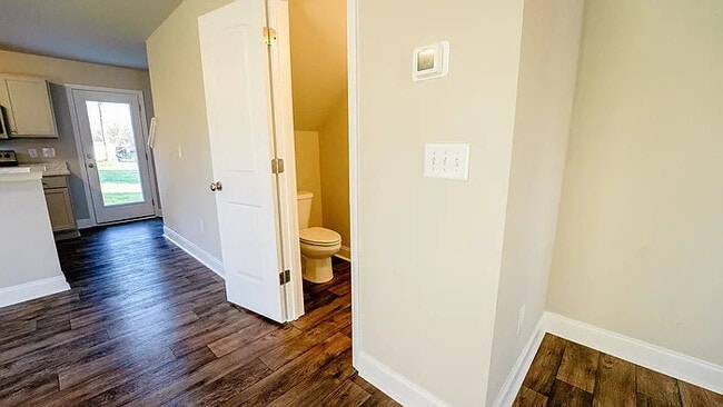 Building Photo - 2 Bedroom/1.5 bathroom