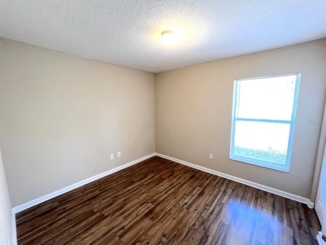 Building Photo - 4 Eton Ln