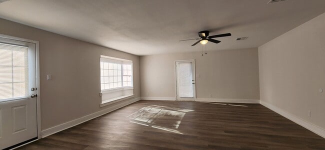 Building Photo - Completely Remodeled 3 Bed / 2 Bath Home 1,704 SF