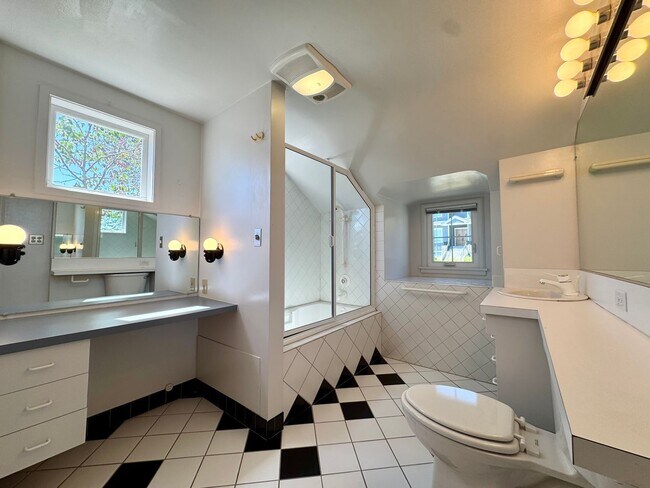 Building Photo - Hawthorne Hills Home