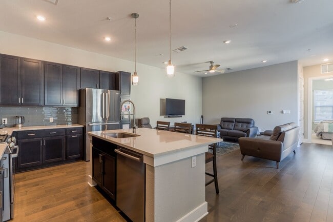 Building Photo - The Grove 2/2 Furnished