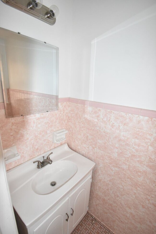 Building Photo - 2 Bedroom and 1.5 Bath Home- Greenwood (No Pets)