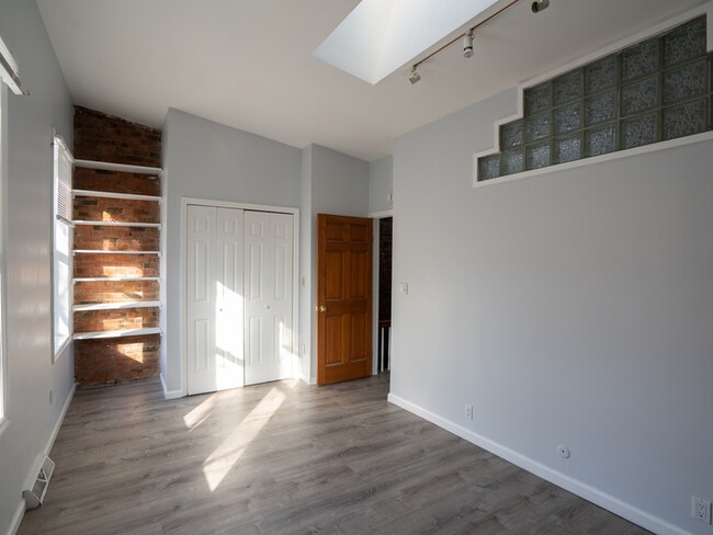 Building Photo - 335 Hudson Ave