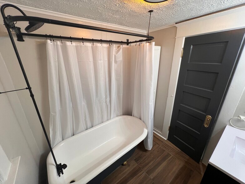 Building Photo - 1410 Center St