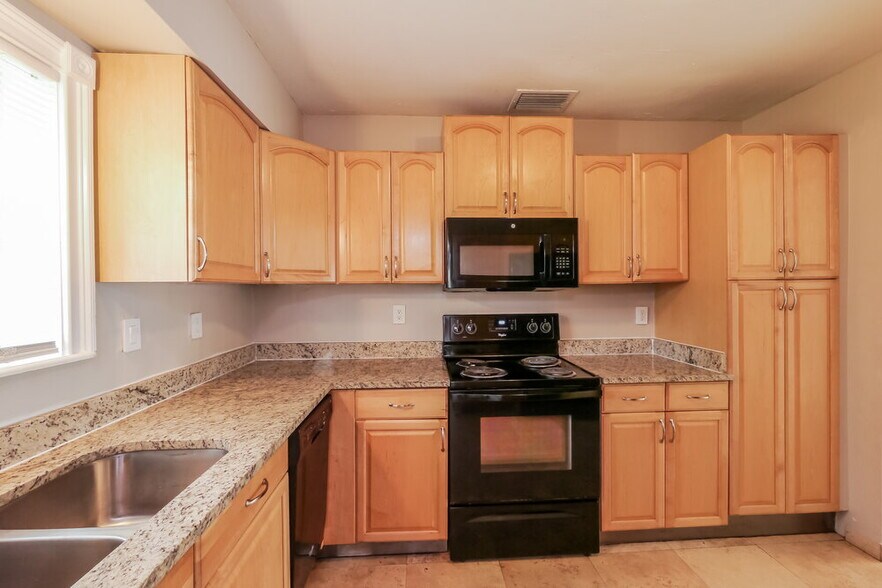 Building Photo - 5809 Buchanan St