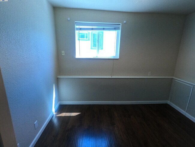 Building Photo - 279 Estabrook St