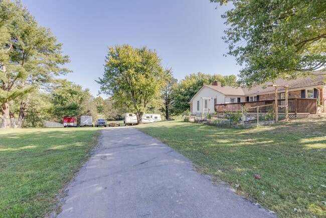 Building Photo - Stunner in North Columbia