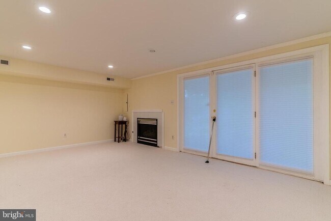 Building Photo - 4018 Lake Glen Rd