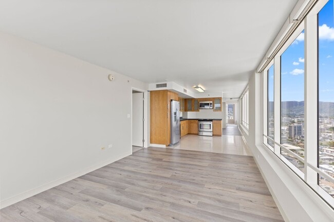 Building Photo - Convenient Urban Living!