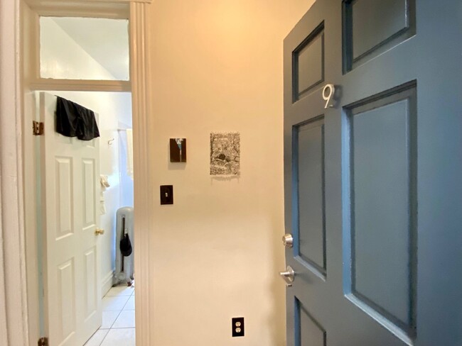 Building Photo - Nicely maintained, inexpensive studio in a...