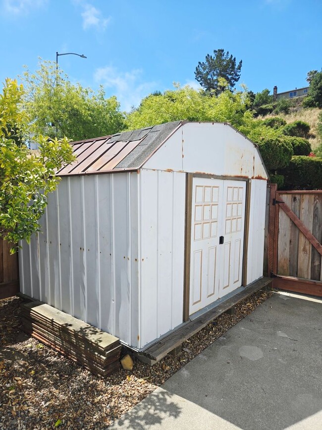Building Photo - Tri-level Single Family Home