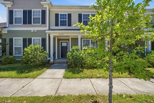 Building Photo - 3135 Patrick Henry Dr