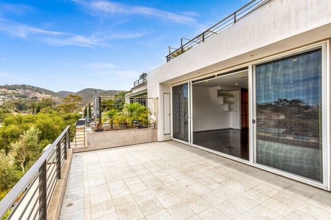 Building Photo - 3 Bed 3 Bath Ocean View, Penthouse "Mark Singer" Residence in Downtown Laguna Beach