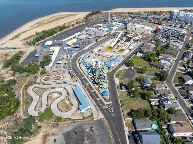 Building Photo - 212 Seeley Ave