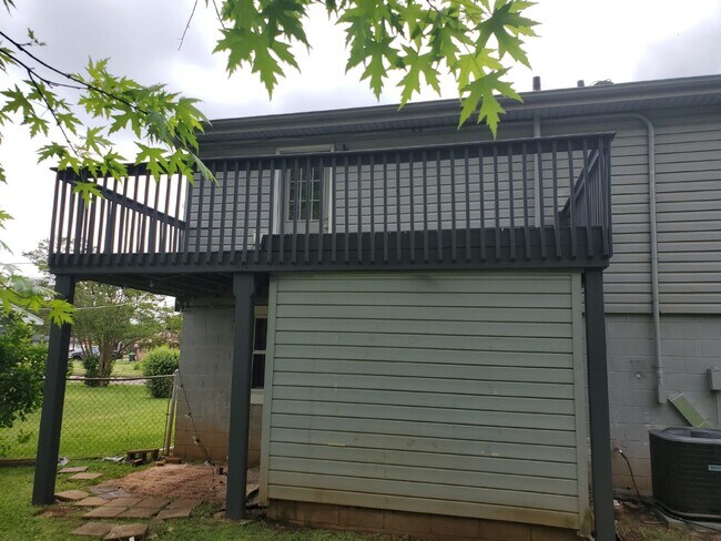 Building Photo - Beautiful  & Charming 4-Bedroom Home with ...