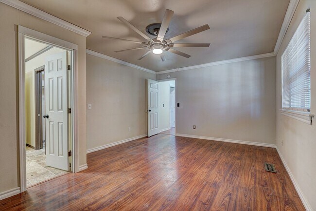 Building Photo - 4 bed 3 bath home!
