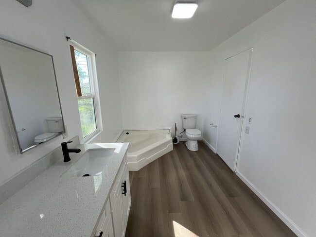 Building Photo - Recently renovated 2 bed 2 bath in Sacramento!