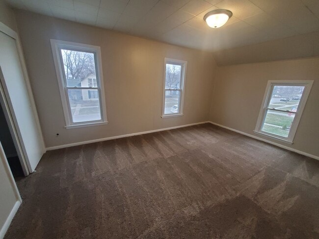 Building Photo - 4 Bedroom, 1 Bathroom home just South of Downtown!