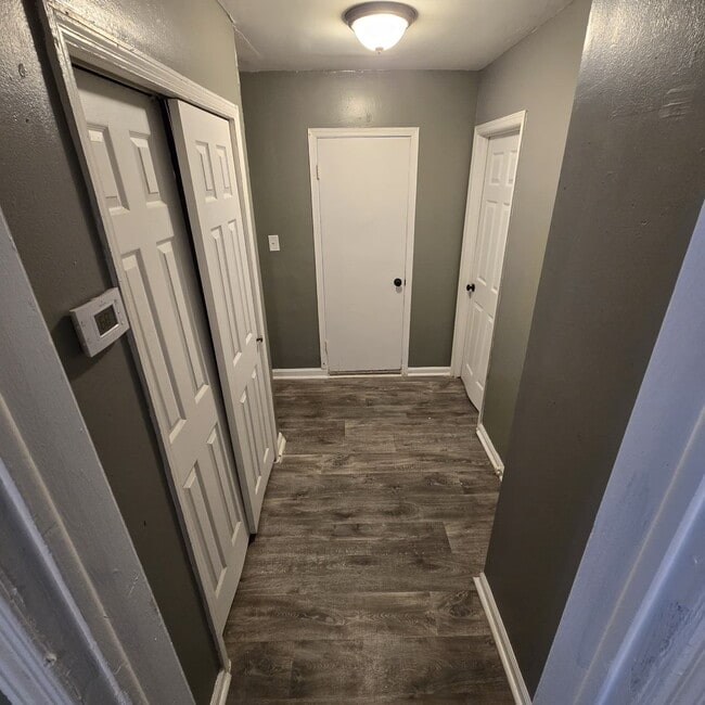 Building Photo - Great Craftsman style home with large private yard that's partially fenced.