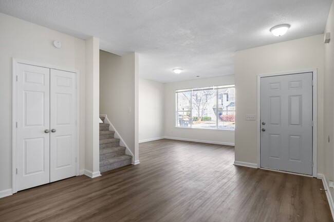 Building Photo - Beautiful Upgraded Townhome!