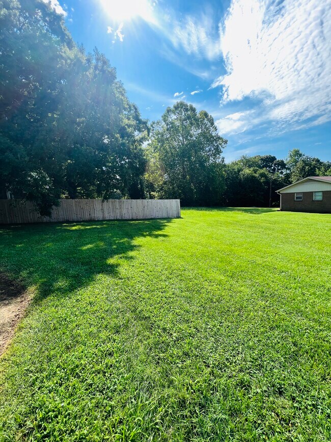 Building Photo - 1446 19th Ave NE