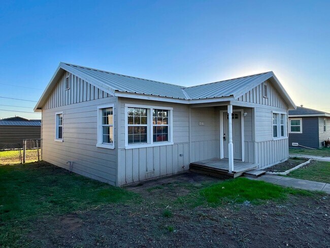 Primary Photo - Cozy Contemporary Cottage – Charming 3-Bed...