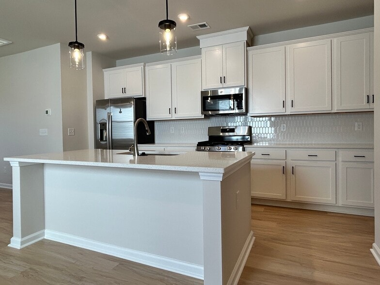 Building Photo - 6154 General Dr
