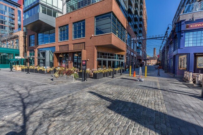 Building Photo - 1 bedroom 1 bathroom Condo in Navy Yard!