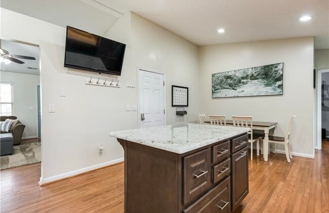 Building Photo - 3BR/2BR Home For Rent - Fenced Back Yard w...