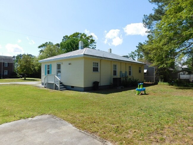 Building Photo - 712 N B St