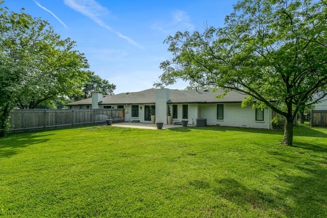 Building Photo - SIMPLY LUXURIOUS twinhome near Central & R...