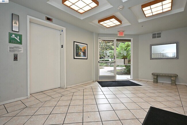 Building Photo - 280 Caldecott Ln