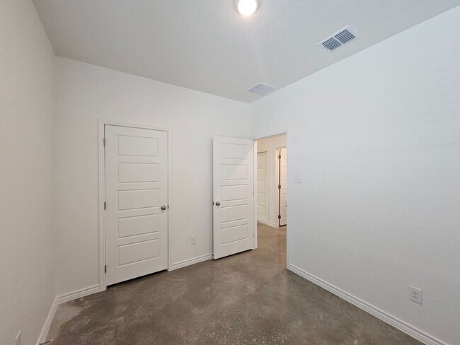 Building Photo - 644 Pacific Crest Trl