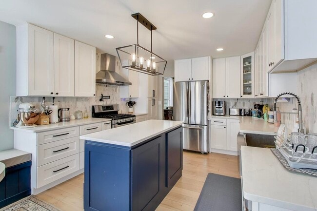 Building Photo - 9 Monroe Ct