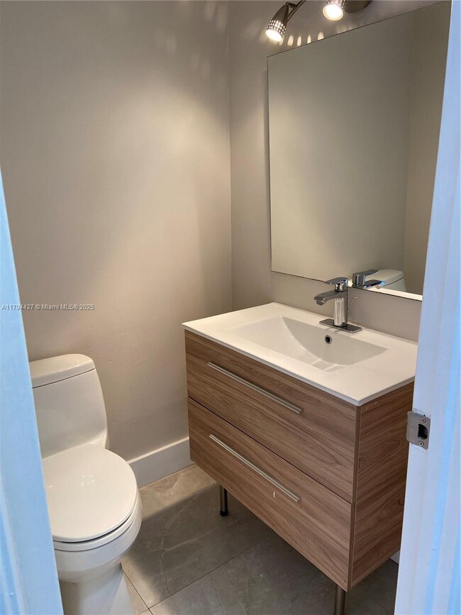 Building Photo - 500 Bayview Dr