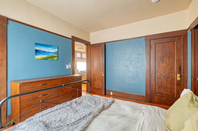 Building Photo - 2034 NE Flanders St