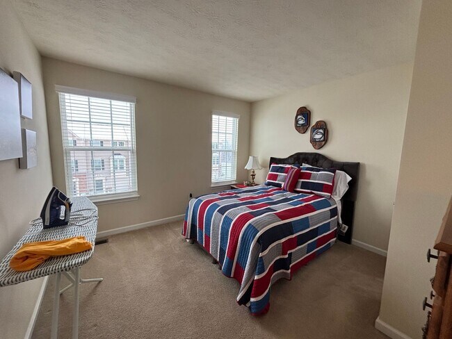 Building Photo - 3 Bedroom Townhome - Carnegie!