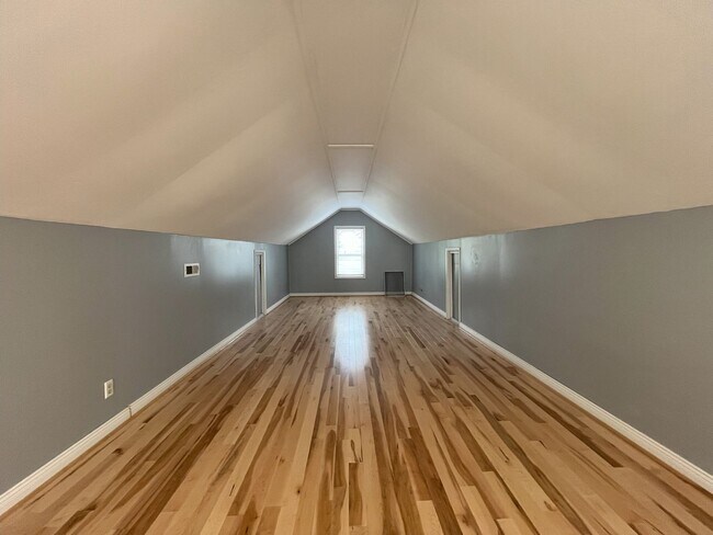 Building Photo - Spacious Multi-Level Living with Vaulted Ceilings and Backyard Access