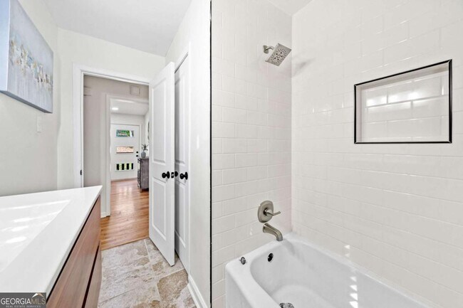 Building Photo - 801 N Evelyn Pl NW