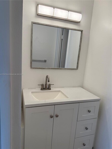 Building Photo - 870 SW 129th Pl