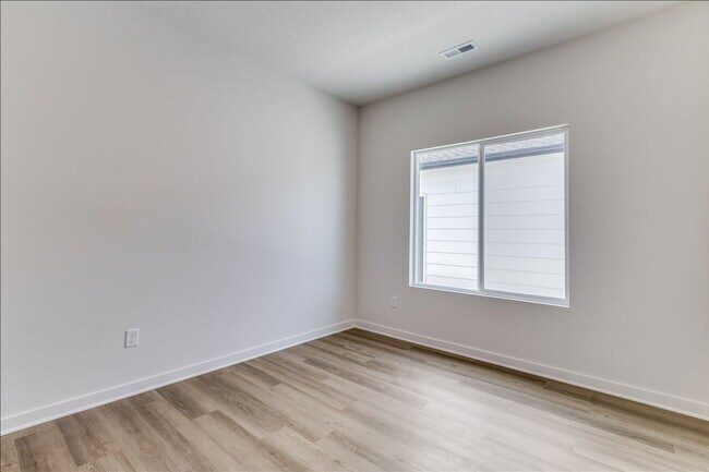 Building Photo - 5037 N Vassar Ave