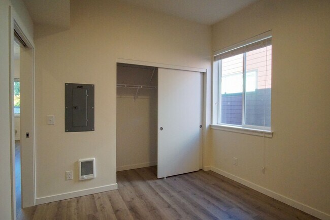 Building Photo - Top Floor John's Landing-Modern, Spacious ...