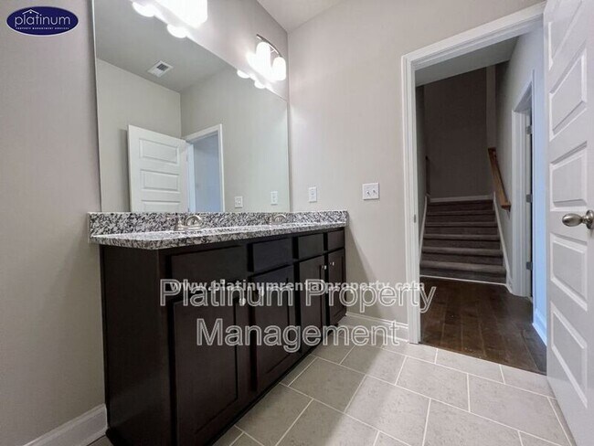 Building Photo - 2360 Manor Pointe Dr