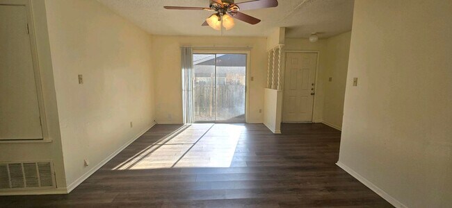 Building Photo - COMING SOON! 2 Bedroom 2 Bath in Longview!