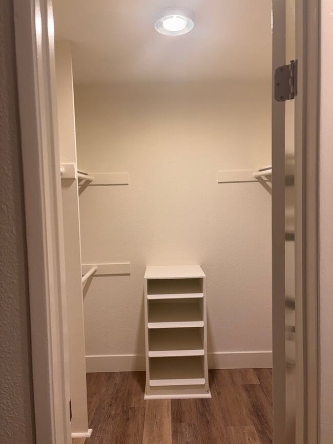 Building Photo - Bay Ho 3 Bd 2 Ba Corner first level Condo for lease