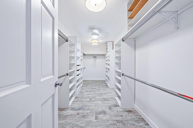 Building Photo - 5 N Beach Rd