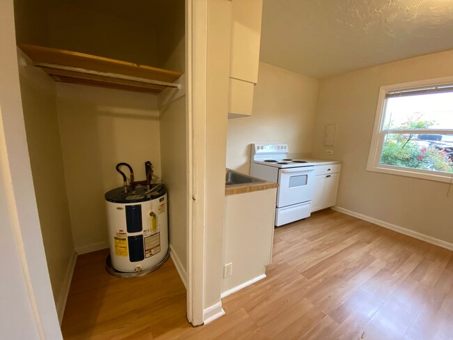 Building Photo - Quaint Studio in Central NE Location with ...